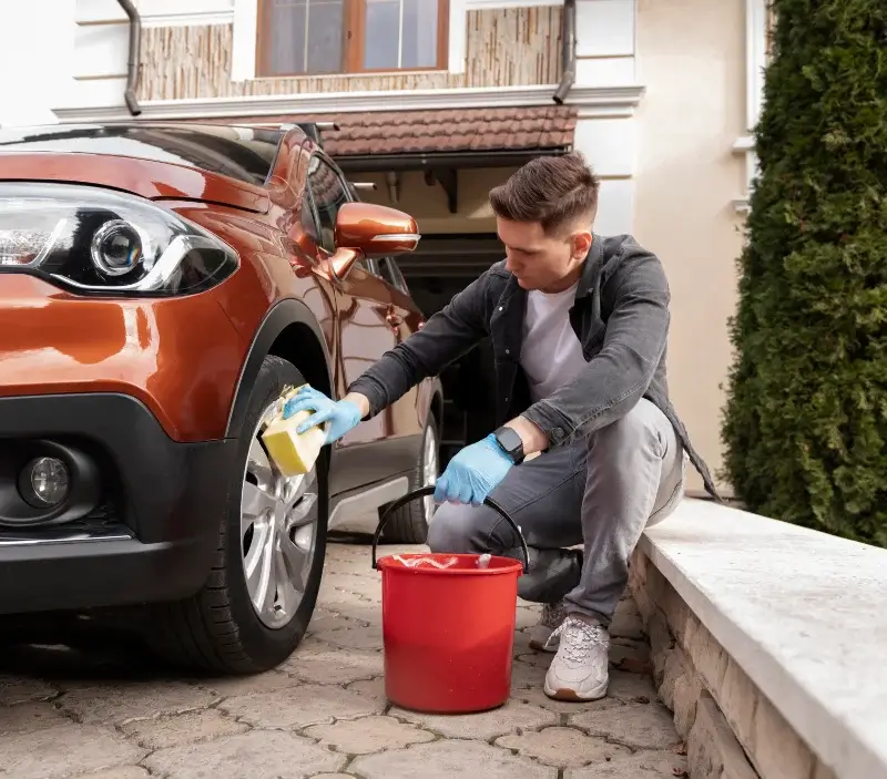 Lavage auto à domicile Villechétif : professionnel intervenant sur un véhicule